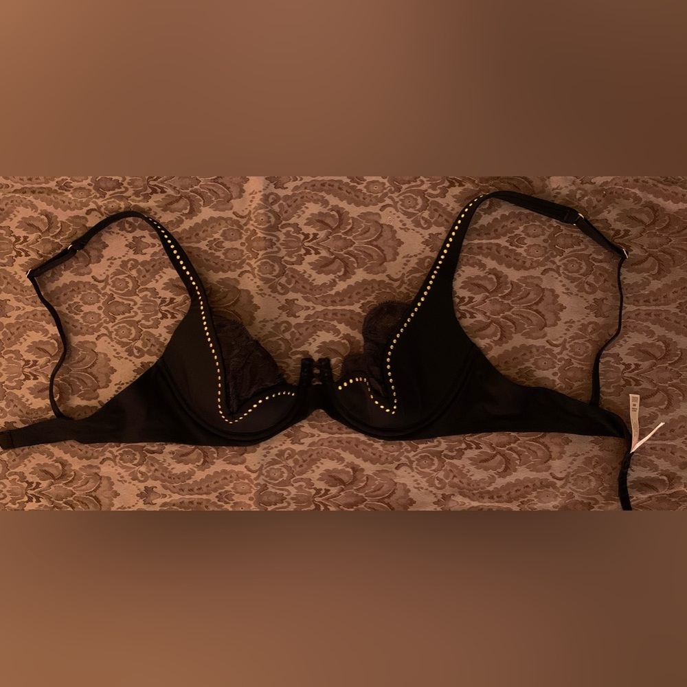 Victoria’s Secret Very Sexy black lace underwire bra 36B - EUC - studded ❤️
